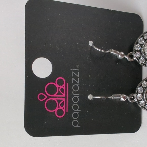 Boutique Paparazzi Silver Tone and Faux Stone Oval Drop Earrings - Picture 3 of 5